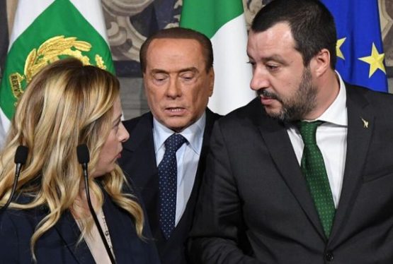 Il centro destra è morto. Berlusconi l’ha prima creato e poi distrutto. Dopo aver benedetto le truppe salpate baldanzose sulla corazzata agli ordini del capitano Salvini con rotta Quirinale, il Cavaliere ha permesso che alcuni dei suoi, insieme a gruppetti annessi e connessi, abbandonassero frettolosamente la nave alla prima mareggiata per trovare sicuro rifugio su quella nemica. E così il povero Salvini è stato costretto ad invertire la rotta per evitare di infrangersi sugli scogli.