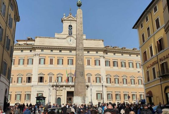 La campagna elettorale è scoppiata. Le truppe si stanno organizzando. Le alleanze si stringono a fatica perché i partiti hanno due problemi da risolvere: quello di mettere in campo una coalizione che possa vincere e quello di poter governare in caso di vittoria.